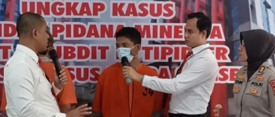 Tersangka (50) warga OKI dan SY (35) warga Ogan Ilir ditangkap Didkrimsus Polda Sumsel. Senin (28/8/2023). Foto : Sumselheadline/Ela.