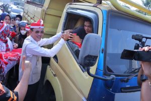 Walikota Palembang, H Harnojoyo membagikan ribuan Bendera Merah Putih kepada pengendara yang melintas di Simpang Lima DPRD Provinsi Sumatera Selatan, Jumat (11/8/203). Foto : Sumselheadline/Pitria
