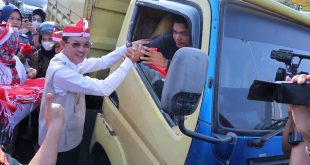 Walikota Palembang, H Harnojoyo membagikan ribuan Bendera Merah Putih kepada pengendara yang melintas di Simpang Lima DPRD Provinsi Sumatera Selatan, Jumat (11/8/203). Foto : Sumselheadline/Pitria