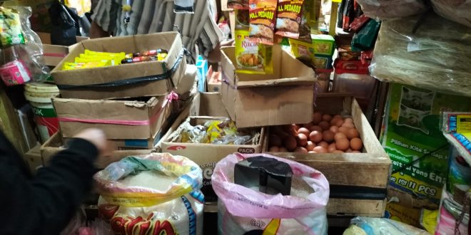 Pedagang beras di kawasan Pasar Km-5 Palembang, Selasa (22/8/2023). Foto : Sumselheadline/Pitria.