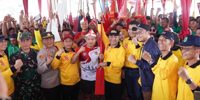 PJ Bupati Muba saat hadir di lomba bidar berhadiah mobil di Desa Teluk Kijing, Minggu (20/8/2023). Foto : Dinkominfo Muba.