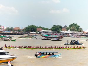 Salah satu perahu peserta lomba bidar di Sungai Musi, Palembang, Minggu (20/8/2023). Foto : Sumselheadline/Pitria
