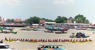 Salah satu perahu peserta lomba bidar di Sungai Musi, Palembang, Minggu (20/8/2023). Foto : Sumselheadline/Pitria