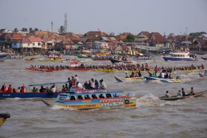 Suasana lomba bidar di Sungai Musi, yang mengambil jalur lomba BKB-Jembatan Musi 6, MInggu (20/8/2023). Foto : Kominfo Palembang.