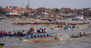 Suasana lomba bidar di Sungai Musi, yang mengambil jalur lomba BKB-Jembatan Musi 6, MInggu (20/8/2023). Foto : Kominfo Palembang.