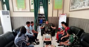Dua oknum TNI yang sempat ribut dengan warga 35 Ilir mendapat wejangan dari atasannya. Foto : Sumselheadline/Ela.