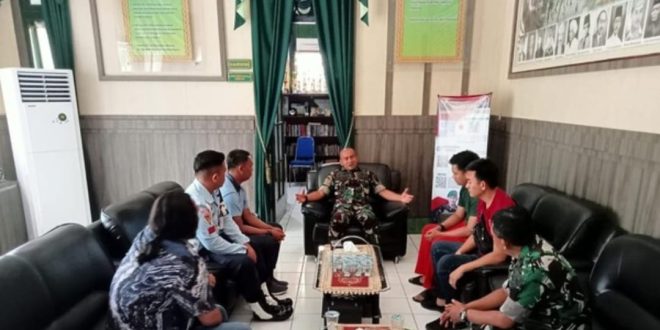 Dua oknum TNI yang sempat ribut dengan warga 35 Ilir mendapat wejangan dari atasannya. Foto : Sumselheadline/Ela.