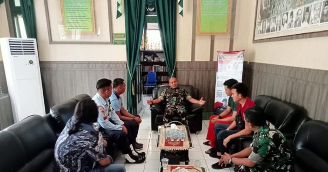 Dua oknum TNI yang sempat ribut dengan warga 35 Ilir mendapat wejangan dari atasannya. Foto : Sumselheadline/Ela.