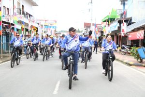 Gubernur Sumsel Herman Deru saat mengikuti kegiatan Sriwijaya Ranau Gran Fondo di Danau Ranau, OKU Selatan, Sabtu (19/8/2023). Foto : Humas Pemprov Sumsel.