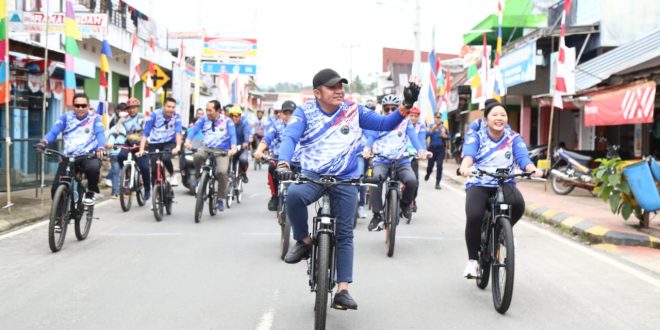 Gubernur Sumsel Herman Deru saat mengikuti kegiatan Sriwijaya Ranau Gran Fondo di Danau Ranau, OKU Selatan, Sabtu (19/8/2023). Foto : Humas Pemprov Sumsel.