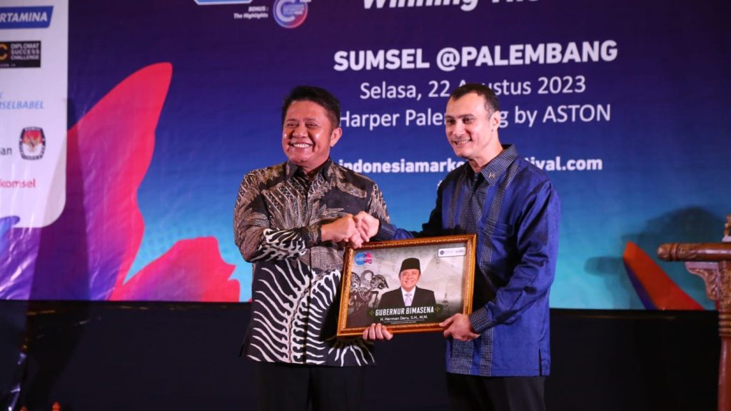 Gubernur Sumsel Herman Deru dianugrahi penghargaan Bimasena pada gelaran Indonesia Marketing Festival Sumsel 2023 yang diprakarsai oleh Markplus.Inc, Selasa (22/8/2023). Foto : Humas Pemprov Sumsel.