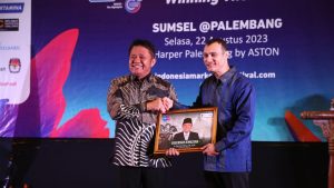 Gubernur Sumsel Herman Deru dianugrahi penghargaan Bimasena pada gelaran Indonesia Marketing Festival Sumsel 2023 yang diprakarsai oleh Markplus.Inc, Selasa (22/8/2023). Foto : Humas Pemprov Sumsel.