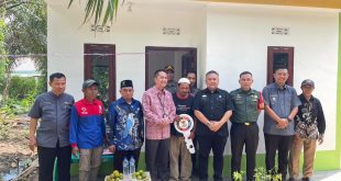 Sekretaris Daerah (Sekda) Kota Palembang, Ratu Dewa bersama Ketua Badan Amil Zakat Nasional (Baznas), Kamis (10/8/2023) menyerahkan hasil bedah rumah kepada M Ali Sadikin. Foto; Kominfo Palembang.