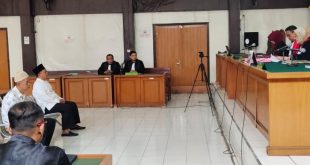 Umar Safari, mantan Kadis DLH dan Hardiansyah, mantan Bendahara DLH Kabupaten OKU Selatan saat mendengar vonis majelis hakim Tipikor PN Palembang. Kamis (10/8/2023). Foto : Sumselheadline/Ela.