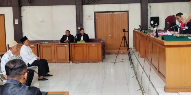 Umar Safari, mantan Kadis DLH dan Hardiansyah, mantan Bendahara DLH Kabupaten OKU Selatan saat mendengar vonis majelis hakim Tipikor PN Palembang. Kamis (10/8/2023). Foto : Sumselheadline/Ela.