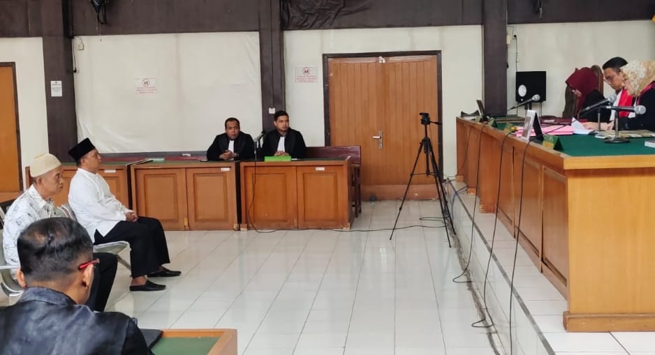 Umar Safari, mantan Kadis DLH dan Hardiansyah, mantan Bendahara DLH Kabupaten OKU Selatan saat mendengar vonis majelis hakim Tipikor PN Palembang. Kamis (10/8/2023). Foto : Sumselheadline/Ela.