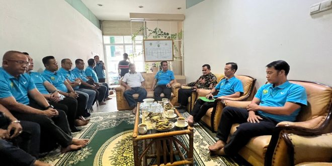 Fauzi Amro bersama tim diterima langsung Ketum PBSI Sumsel, Amrullah dan Ketua Tim Penjaringan Ketum PBSI Sumsel, Jamaluddin, Sabtu (19/8/2023). Foto : Dok PBSI Sumsel.