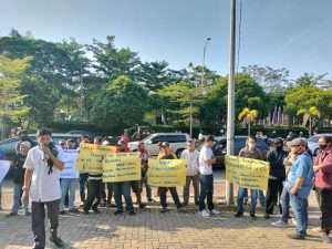 Sejumlah massa menggelar aksi menunut Tempat Hiburan Malam (THM) Gold Dragon, Palembang ditutup, Rabu (9/8/2023). Foto : Sumselheadline/Ela.