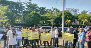 Sejumlah massa menggelar aksi menunut Tempat Hiburan Malam (THM) Gold Dragon, Palembang ditutup, Rabu (9/8/2023). Foto : Sumselheadline/Ela.