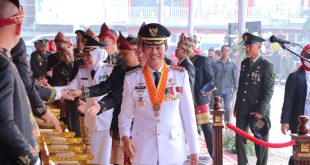 Walikota Palembang, Harnojoyo saat memasuki lapangan upacara HUT RI ke-78 di pelataran BKB Palembang, Kamis (17/8/2023). Foto : Kominfo Palembang.