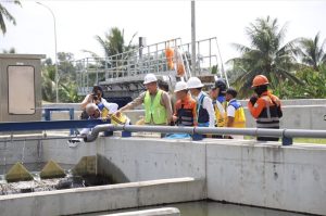 Walikota Palembang Harnojoyo bersama Duta Besar Australia untuk Indonesia, Penny William PSM, dan Menteri Pekerjaan Umum dan Perumahan Rakyat (PUPR), Basuki Hadimuljono, dan Gubernur Sumsel Herman Deru saat meninjau IPAL Sei Selayur, Kamis (10/8/2023). Foto : Sumselheadline/Pitria.