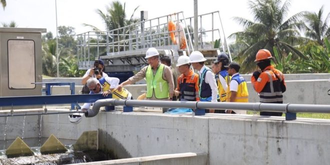 Walikota Palembang Harnojoyo bersama Duta Besar Australia untuk Indonesia, Penny William PSM, dan Menteri Pekerjaan Umum dan Perumahan Rakyat (PUPR), Basuki Hadimuljono, dan Gubernur Sumsel Herman Deru saat meninjau IPAL Sei Selayur, Kamis (10/8/2023). Foto : Sumselheadline/Pitria.