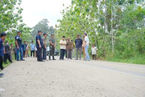 Pj Bupati Muba, Apriyadi bersama sejumlah pejabat terkait meninjau jalan antar-kecamatan Sangadesa dan Pelakat Tinnggi, yang kini sudah cukup baik, Jumat (18/8/2023). Foto : Dinkominfo Muba.