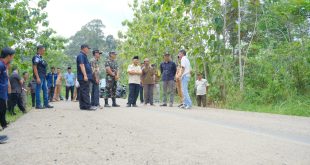 Pj Bupati Muba, Apriyadi bersama sejumlah pejabat terkait meninjau jalan antar-kecamatan Sangadesa dan Pelakat Tinnggi, yang kini sudah cukup baik, Jumat (18/8/2023). Foto : Dinkominfo Muba.