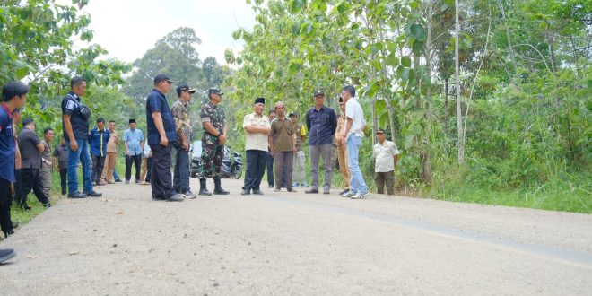 Pj Bupati Muba, Apriyadi bersama sejumlah pejabat terkait meninjau jalan antar-kecamatan Sangadesa dan Pelakat Tinnggi, yang kini sudah cukup baik, Jumat (18/8/2023). Foto : Dinkominfo Muba.