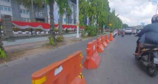 Demi kelancaran lalu lintas, kini di depan kantor BI Palembang dipasang road barrier. Foto : Sumselheadline/Ela.