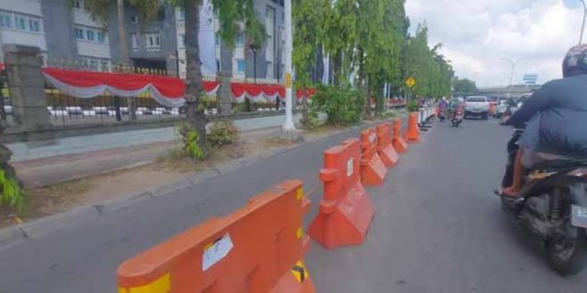 Demi kelancaran lalu lintas, kini di depan kantor BI Palembang dipasang road barrier. Foto : Sumselheadline/Ela.