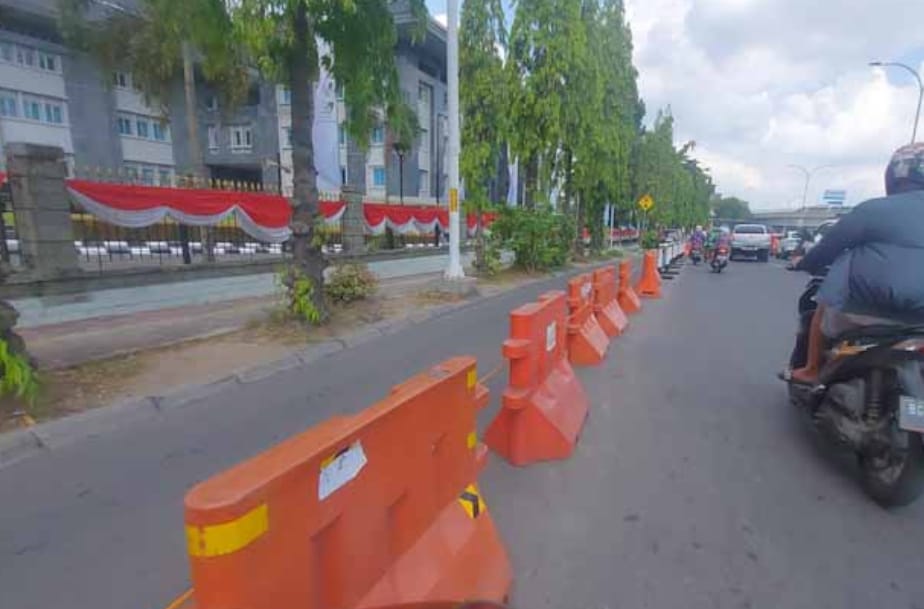 Demi kelancaran lalu lintas, kini di depan kantor BI Palembang dipasang road barrier. Foto : Sumselheadline/Ela.