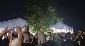 Polisi yang sigap mengamankan konser SID di PTC Palembang, Selasa (29/8/2023) malam. Foto : Sumselheadline/Ela.