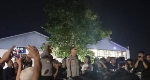 Polisi yang sigap mengamankan konser SID di PTC Palembang, Selasa (29/8/2023) malam. Foto : Sumselheadline/Ela.