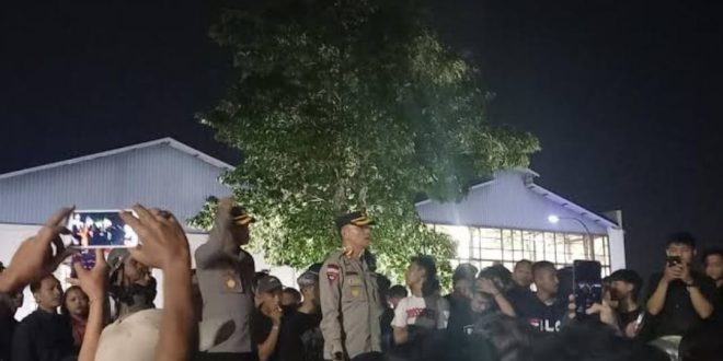 Polisi yang sigap mengamankan konser SID di PTC Palembang, Selasa (29/8/2023) malam. Foto : Sumselheadline/Ela.