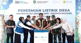 Mantan Gubernur Sumsel Herman Deru, yang juga Cagub Sumsel periode 2024-2029, bersama pejabat PLN S2JB meresmikan listrik Desa Saluran Banyuasin. Foto : Dok Sumselheadline.