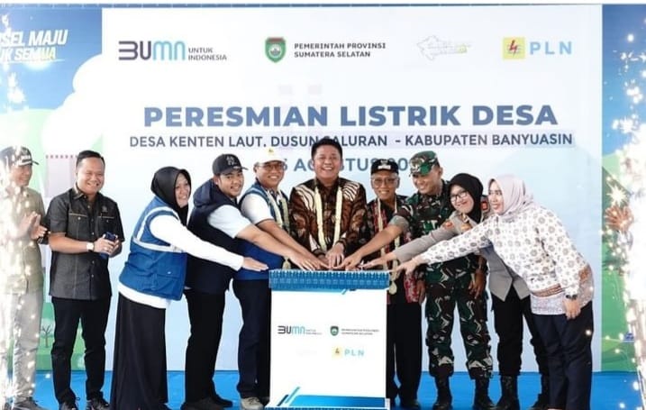 Mantan Gubernur Sumsel Herman Deru, yang juga Cagub Sumsel periode 2024-2029, bersama pejabat PLN S2JB meresmikan listrik Desa Saluran Banyuasin. Foto : Dok Sumselheadline.