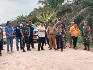 Pj Bupati Muba, Apriyadi bersama sejumlah pejabat Muba melihat langsung kondisi jalan yang menghubungkan Desa Ulak Embacang, Jumat (18/8/2023). Foto : Dok Kades Ulak Embacang.