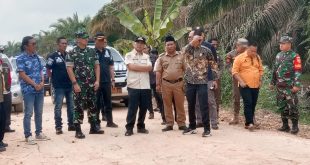 Pj Bupati Muba, Apriyadi bersama sejumlah pejabat Muba melihat langsung kondisi jalan yang menghubungkan Desa Ulak Embacang, Jumat (18/8/2023). Foto : Dok Kades Ulak Embacang.