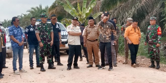 Pj Bupati Muba, Apriyadi bersama sejumlah pejabat Muba melihat langsung kondisi jalan yang menghubungkan Desa Ulak Embacang, Jumat (18/8/2023). Foto : Dok Kades Ulak Embacang.