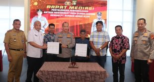 Kepala Kepolisian Daerah (Kapolda) Sumatera Selatan (Sumsel) Irjen Pol Rachmad Wibowo memediasi sengketa lahan antara warga Sungai Sodong, OKI dengan manajemen PT SWA, Senin (14/8/2023). Foto : Sumselheadline/Ela.