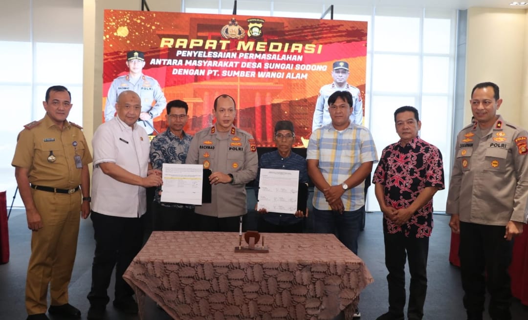 Kepala Kepolisian Daerah (Kapolda) Sumatera Selatan (Sumsel) Irjen Pol Rachmad Wibowo memediasi sengketa lahan antara warga Sungai Sodong, OKI dengan manajemen PT SWA, Senin (14/8/2023). Foto : Sumselheadline/Ela.