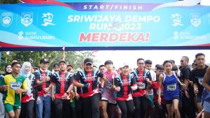 Gubernur Sumsel Hermen Deru saat memulai dan membuka Sriwijaya Dempo Run, Minggu (20/8/2023). Hadir juga Walikota Pagaralam Alvian Maskoni, Ketua KORMI Sumsel Hj Samantha Tivani HD, anggota DPRD Sumsel Muhammad Yaser dan Alfrenzi Panggarbesi,dan Forkopimda setempat. Foto : Humas Pemprov Sumsel.
