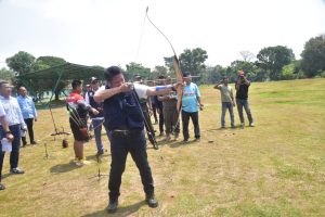 Gubernur Sumsel, Herman Deru mencoba olahraga panahan di venue panahan Lahat, Rabu (16/8/2023). Foto : Humas Pemprov Sumsel.