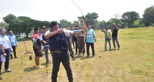 Gubernur Sumsel, Herman Deru mencoba olahraga panahan di venue panahan Lahat, Rabu (16/8/2023). Foto : Humas Pemprov Sumsel.