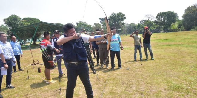Gubernur Sumsel, Herman Deru mencoba olahraga panahan di venue panahan Lahat, Rabu (16/8/2023). Foto : Humas Pemprov Sumsel.