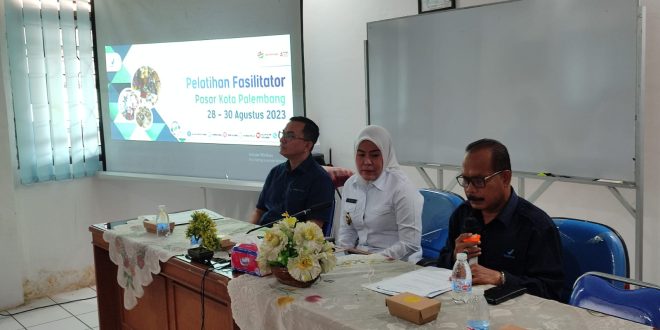 Wawako Palembang, Fitrianti Agustinda memberikan pelatihan di Kantor Perumda Pasar Palembang Jaya, Senin (28/8/2023). Foto : Sumselheadline/Pitria.