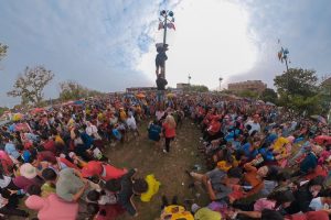 Suasana heboh pada lomba panjat pinang di depan rumah dinas Bupati Muba, Sekayu, Rabu (16/8/2023). Foto : Dinkominfo Muba.