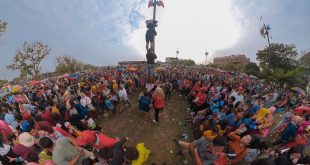 Suasana heboh pada lomba panjat pinang di depan rumah dinas Bupati Muba, Sekayu, Rabu (16/8/2023). Foto : Dinkominfo Muba.