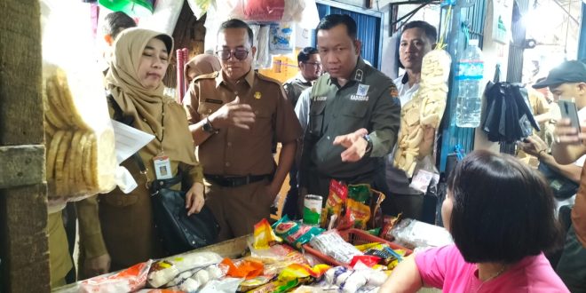 Ahli Madya Urusan Perindustrian Perdagangan Kementerian Dalam Negeri, Nyimas Dwi Koryati, saat memantau harga pangan di Pasar KM 5, Selasa (22/8/2023). Foto : Sumselheadline/Pitria.